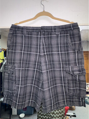Airwalk Men's Black and Gray Plaid Cargo Shorts Size 32
